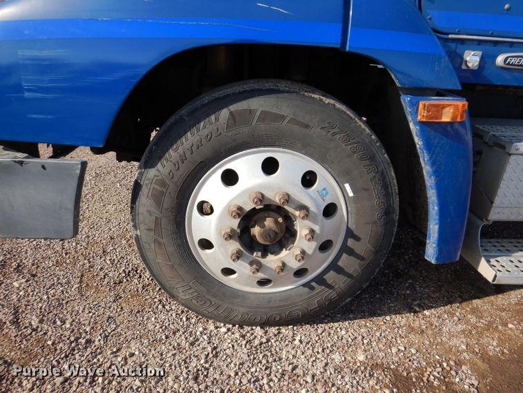 image for item MO9574 2001 Freightliner FLD112  semi truck