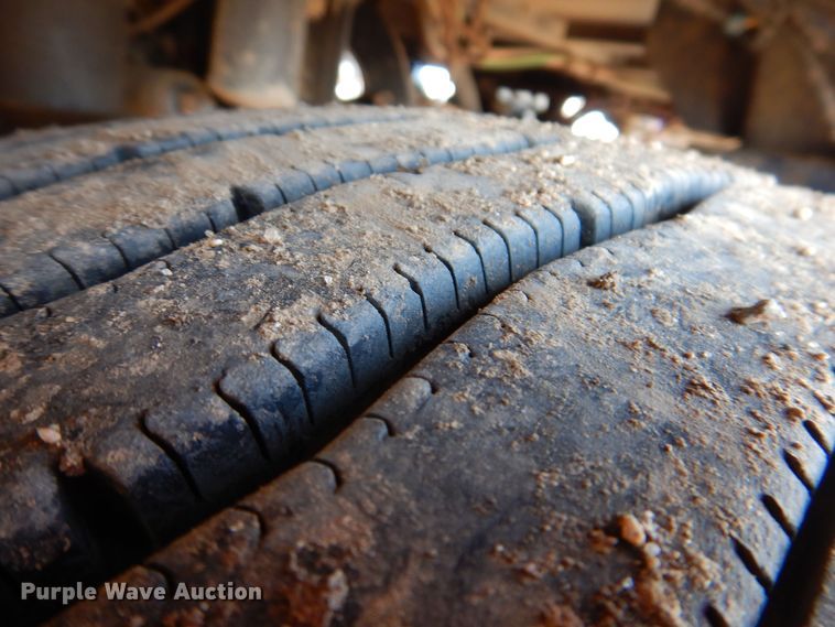 image for item MO9574 2001 Freightliner FLD112  semi truck