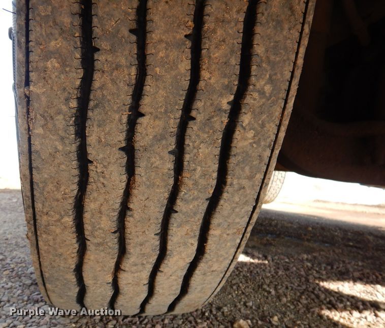 image for item MO9574 2001 Freightliner FLD112  semi truck