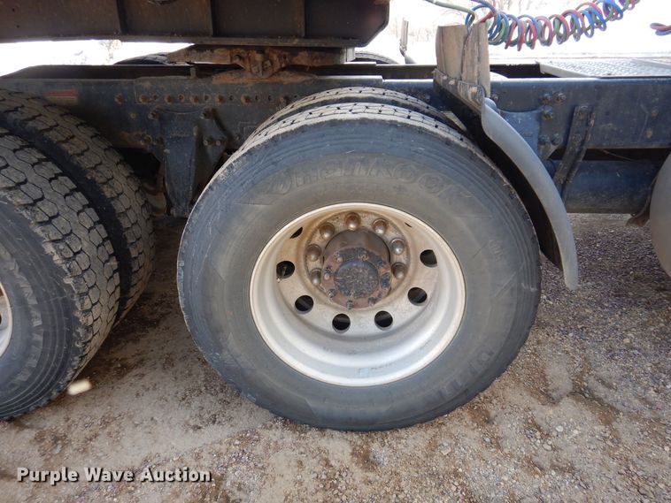 image for item MO9574 2001 Freightliner FLD112  semi truck