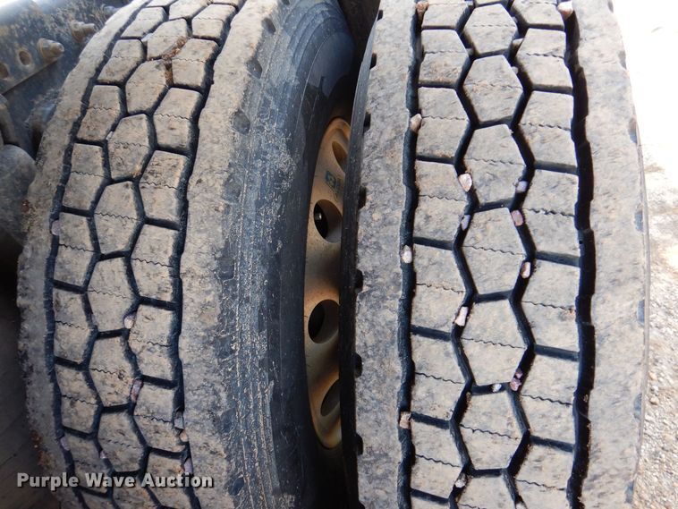 image for item MO9574 2001 Freightliner FLD112  semi truck