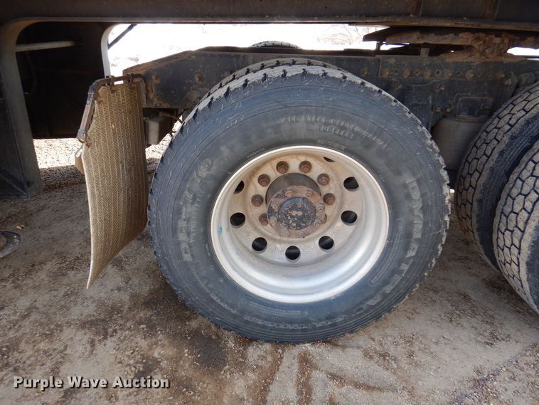 image for item MO9574 2001 Freightliner FLD112  semi truck