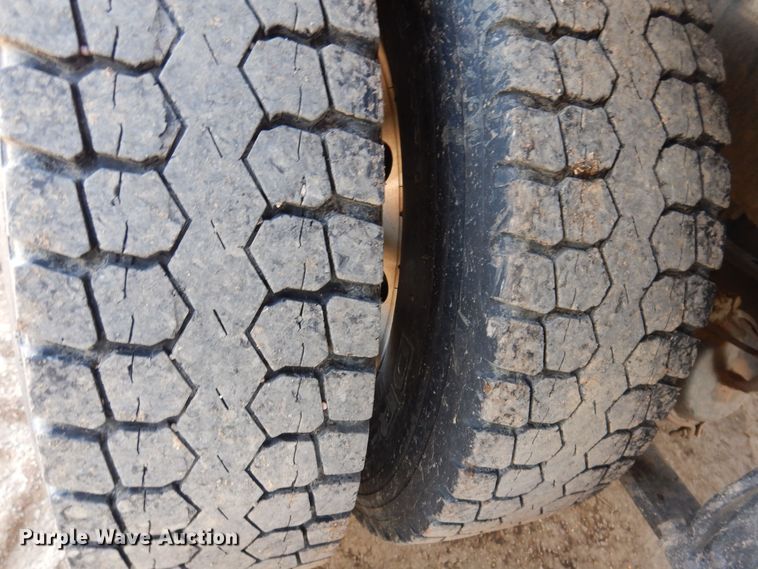 image for item MO9574 2001 Freightliner FLD112  semi truck