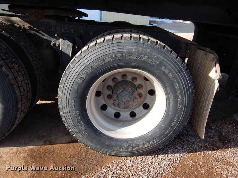 image for item MO9574 2001 Freightliner FLD112  semi truck