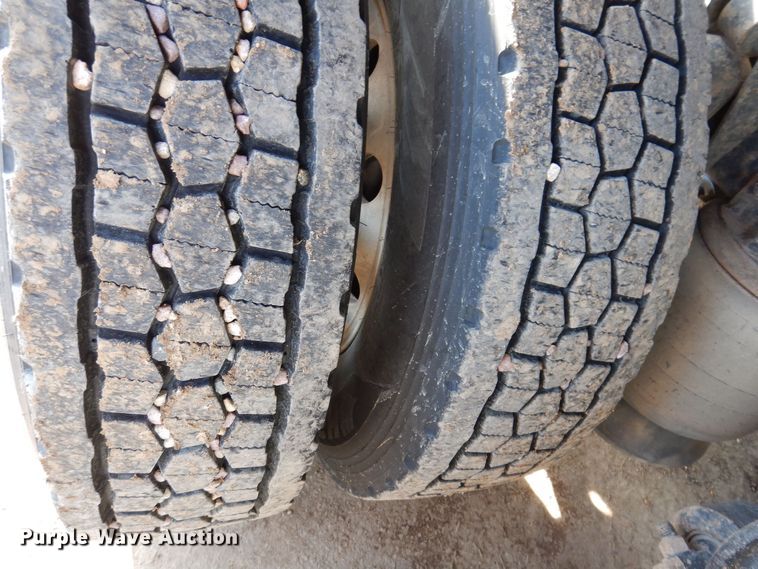 image for item MO9574 2001 Freightliner FLD112  semi truck