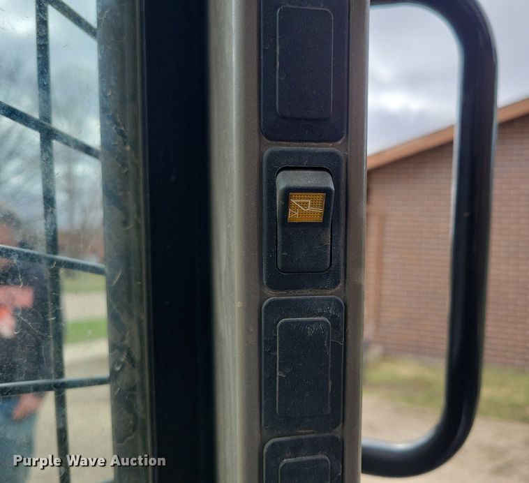 image for item MO9617 2015 Case TR270  tracked skid steer loader