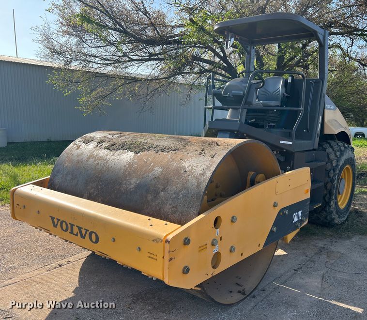 image for item MQ9874 Volvo SD115  single drum roller
