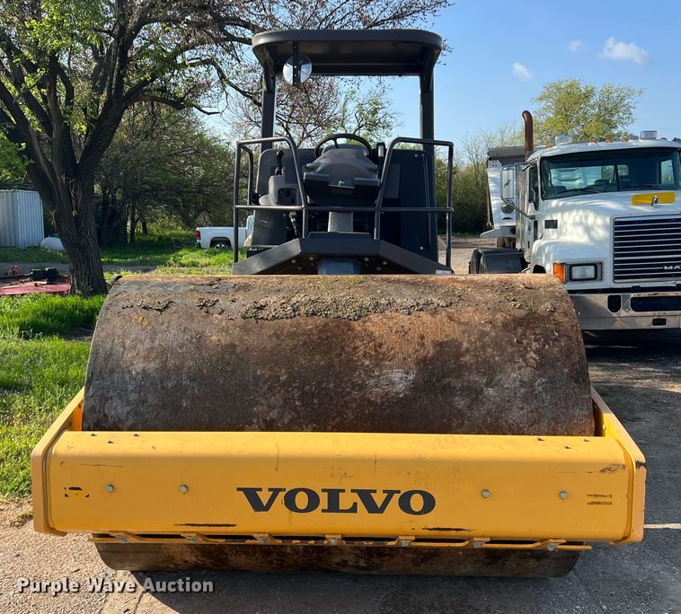 image for item MQ9874 Volvo SD115  single drum roller