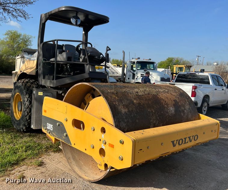 image for item MQ9874 Volvo SD115  single drum roller