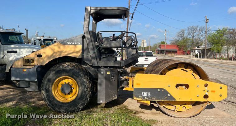 image for item MQ9874 Volvo SD115  single drum roller