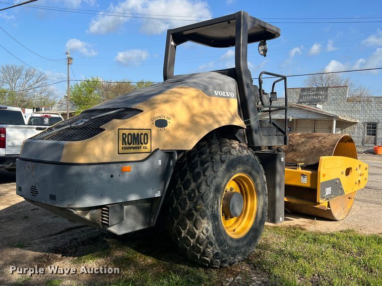 image for item MQ9874 Volvo SD115  single drum roller