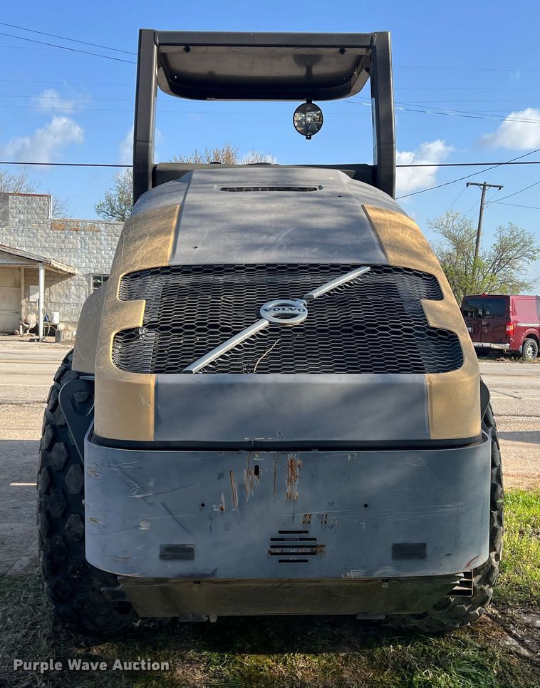 image for item MQ9874 Volvo SD115  single drum roller