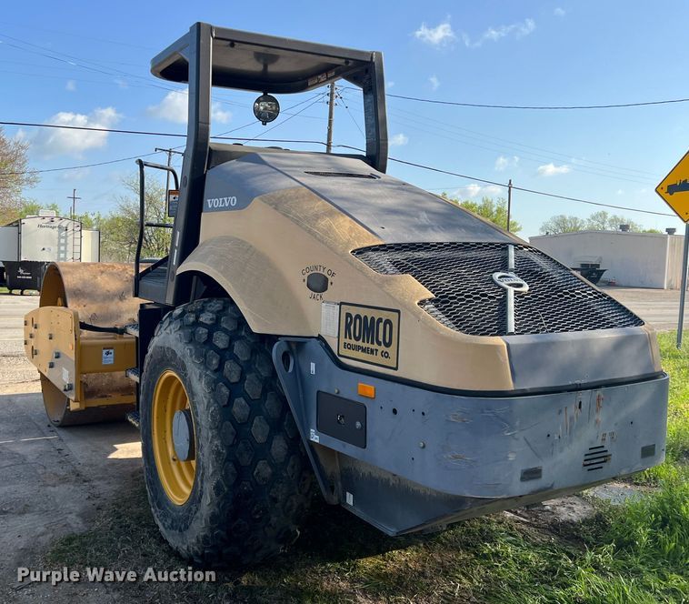 image for item MQ9874 Volvo SD115  single drum roller