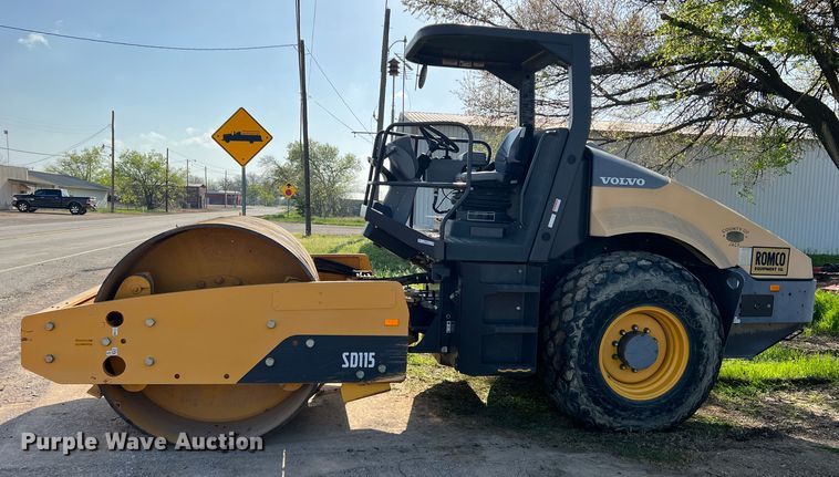 image for item MQ9874 Volvo SD115  single drum roller