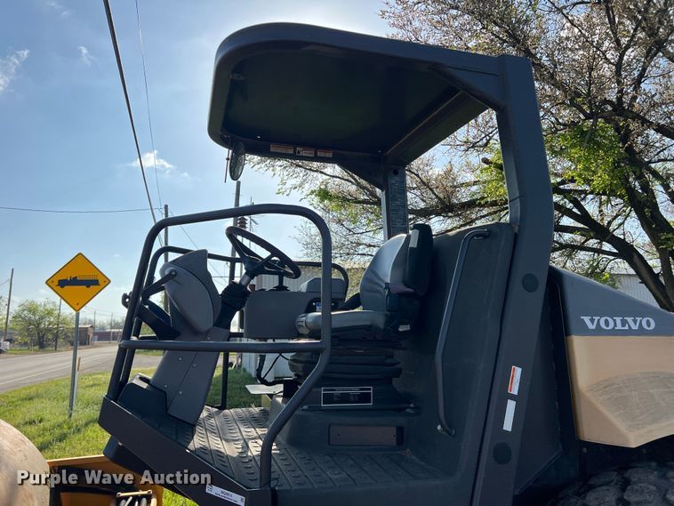 image for item MQ9874 Volvo SD115  single drum roller