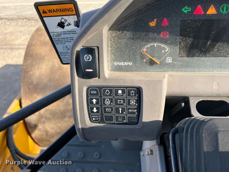 image for item MQ9874 Volvo SD115  single drum roller