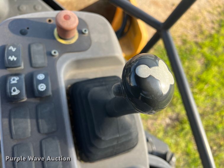 image for item MQ9874 Volvo SD115  single drum roller