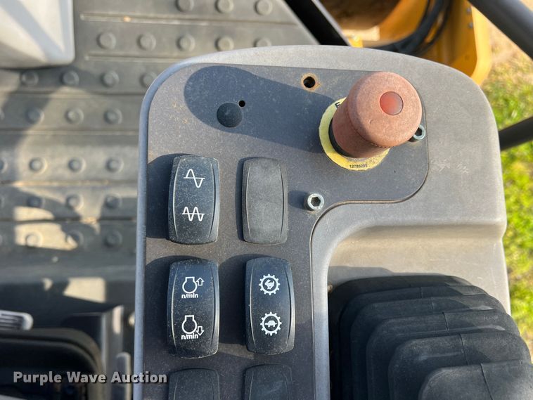 image for item MQ9874 Volvo SD115  single drum roller