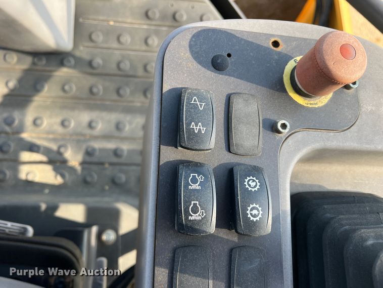 image for item MQ9874 Volvo SD115  single drum roller