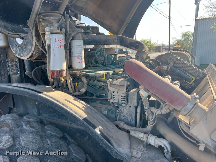 image for item MQ9874 Volvo SD115  single drum roller