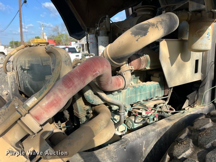 image for item MQ9874 Volvo SD115  single drum roller