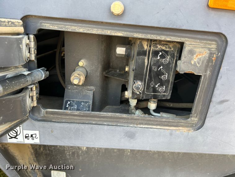 image for item MQ9874 Volvo SD115  single drum roller