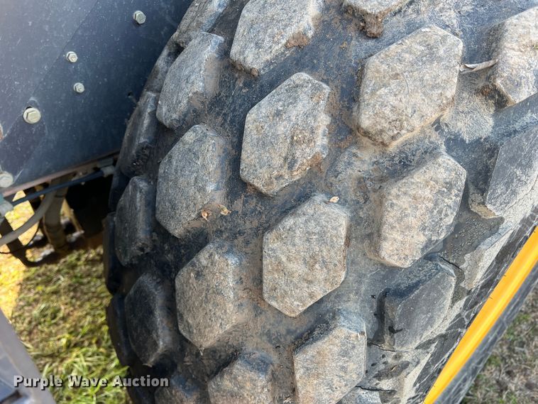 image for item MQ9874 Volvo SD115  single drum roller