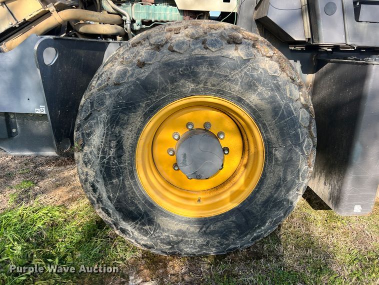 image for item MQ9874 Volvo SD115  single drum roller