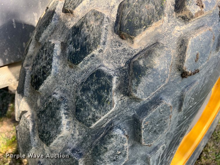 image for item MQ9874 Volvo SD115  single drum roller