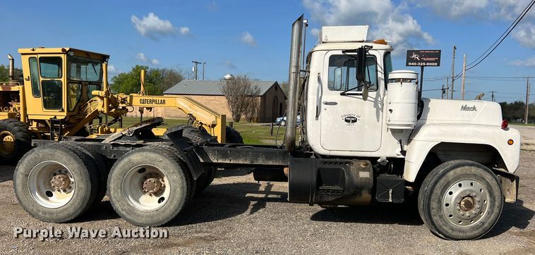 image for item MQ9875 1980 Mack  semi truck