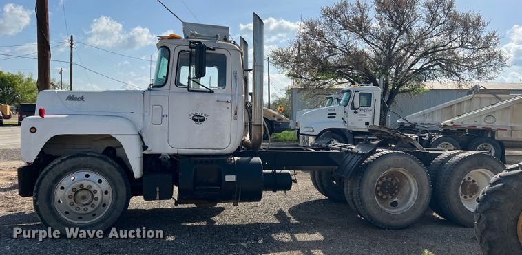 image for item MQ9875 1980 Mack  semi truck