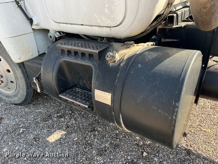 image for item MQ9875 1980 Mack  semi truck