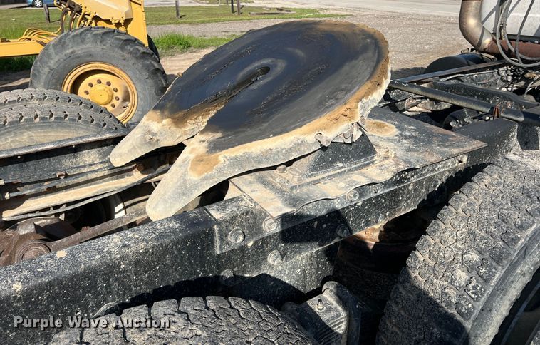 image for item MQ9875 1980 Mack  semi truck