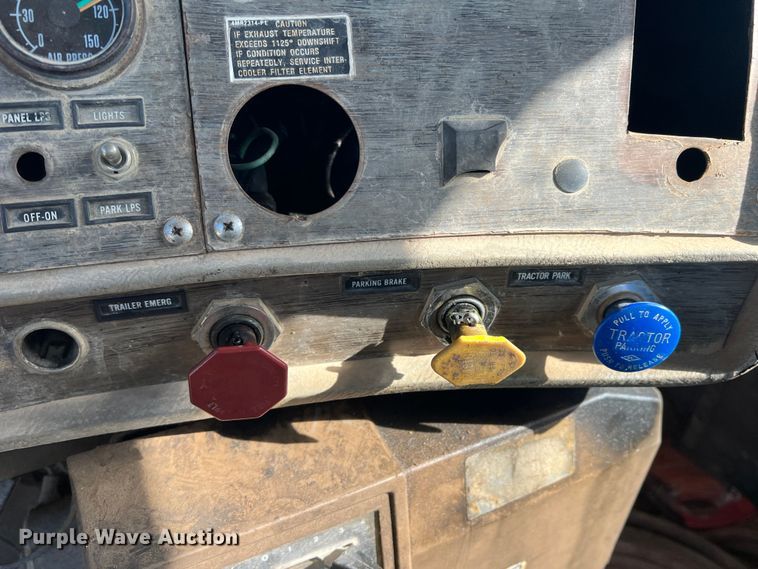 image for item MQ9875 1980 Mack  semi truck