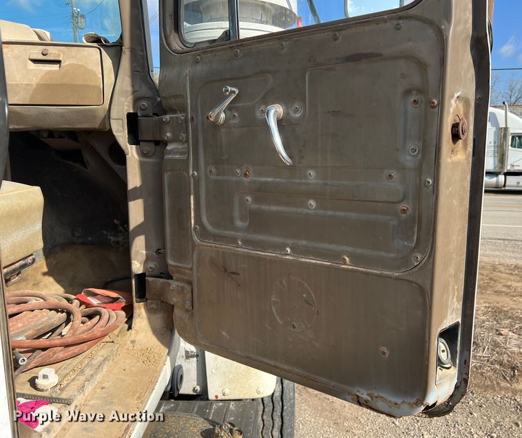 image for item MQ9875 1980 Mack  semi truck