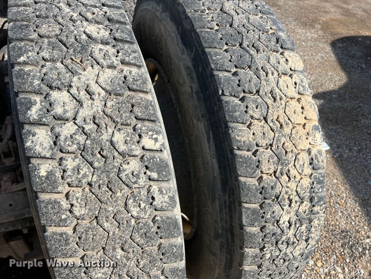 image for item MQ9875 1980 Mack  semi truck