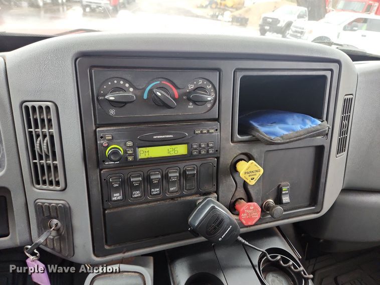 image for item MW9638 2007 International 7400  dump truck