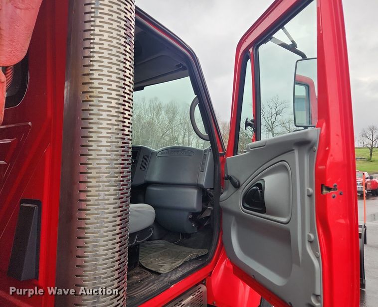 image for item MW9638 2007 International 7400  dump truck