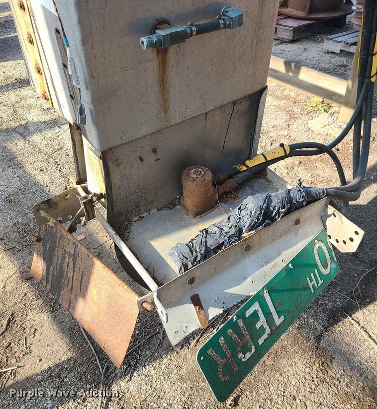 image for item MX9587 Monroe salt spreader