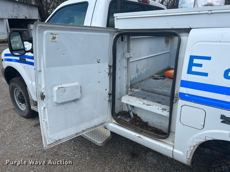 image for item MY9588 2001 Ford F350 Super Duty  utility bed pickup truck