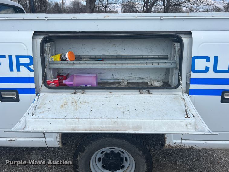 image for item MY9588 2001 Ford F350 Super Duty  utility bed pickup truck