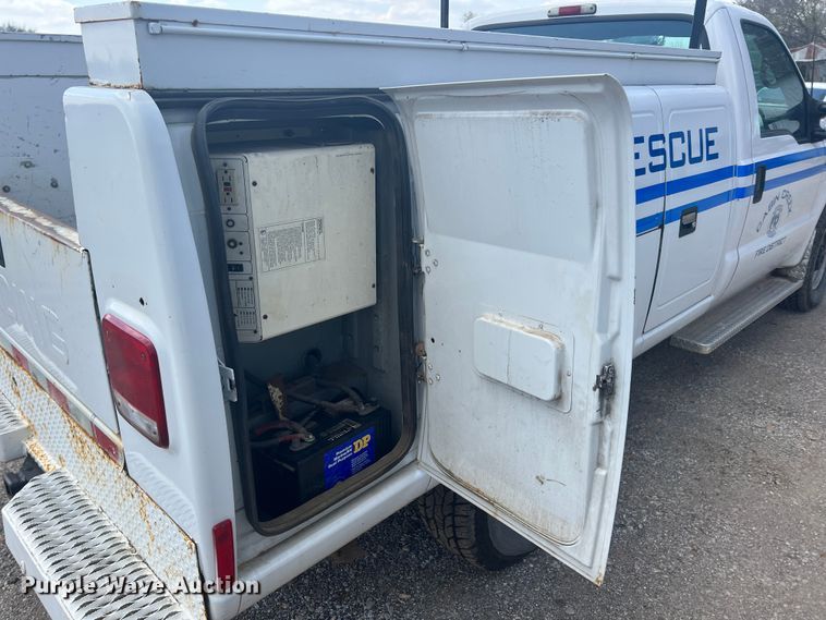 image for item MY9588 2001 Ford F350 Super Duty  utility bed pickup truck