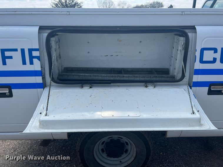 image for item MY9588 2001 Ford F350 Super Duty  utility bed pickup truck