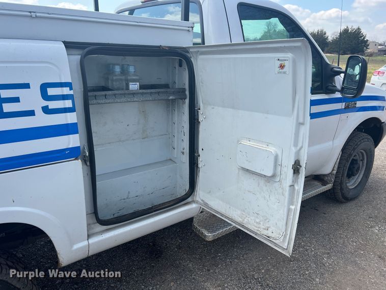 image for item MY9588 2001 Ford F350 Super Duty  utility bed pickup truck