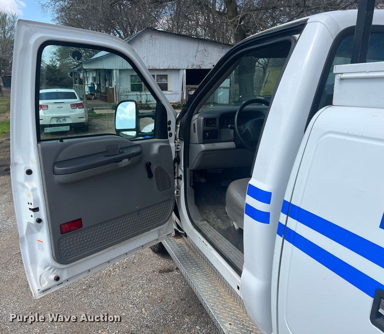 image for item MY9588 2001 Ford F350 Super Duty  utility bed pickup truck