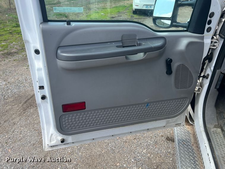 image for item MY9588 2001 Ford F350 Super Duty  utility bed pickup truck