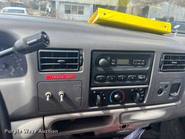 image for item MY9588 2001 Ford F350 Super Duty  utility bed pickup truck