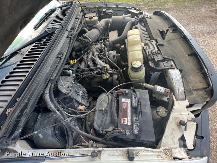 image for item MY9588 2001 Ford F350 Super Duty  utility bed pickup truck