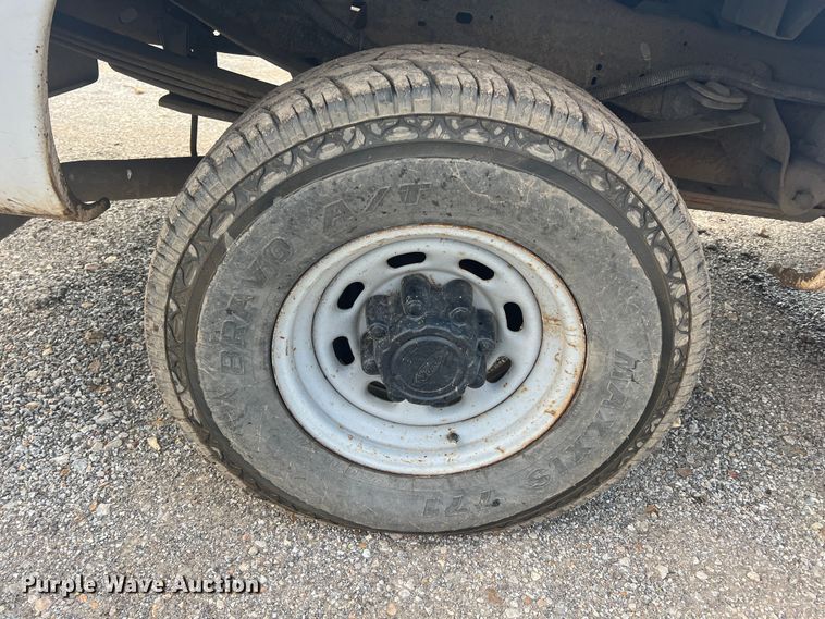 image for item MY9588 2001 Ford F350 Super Duty  utility bed pickup truck