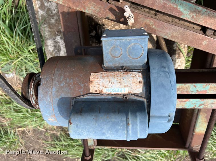 image for item MY9652 (14) pump jacks